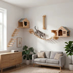 Graue und rote Katze klettern ueber Haengebruecke des Katzenwand Spielsets fuer zwei Katzen mit Katzenhoehlen und Kratzsaeule an weisser Wand im Wohnzimmer