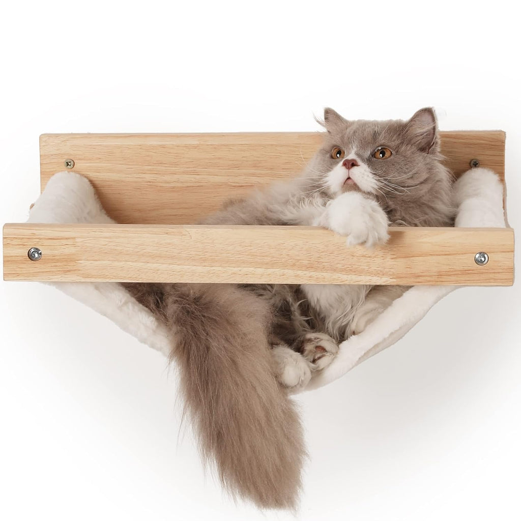 Graue und weiße Langhaarkatze liegt entspannt in Katzenwand Hängematte aus naturbelassenem Massivholz mit weichem Plüsch-Bezug, Soft Hammock Wandmontage