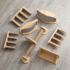 Alle Einzelteile des Katzenwand Sets fuer kleine Wohnungen: Sisal-Kletterstufen, Kratzsaeule mit Katzenkopf-Halterung, zwei gestreifte Haengeliegen und Wandregal aus Massivholz