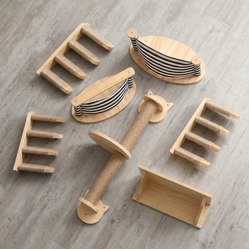 Alle Einzelteile des Katzenwand Sets fuer kleine Wohnungen: Sisal-Kletterstufen, Kratzsaeule mit Katzenkopf-Halterung, zwei gestreifte Haengeliegen und Wandregal aus Massivholz