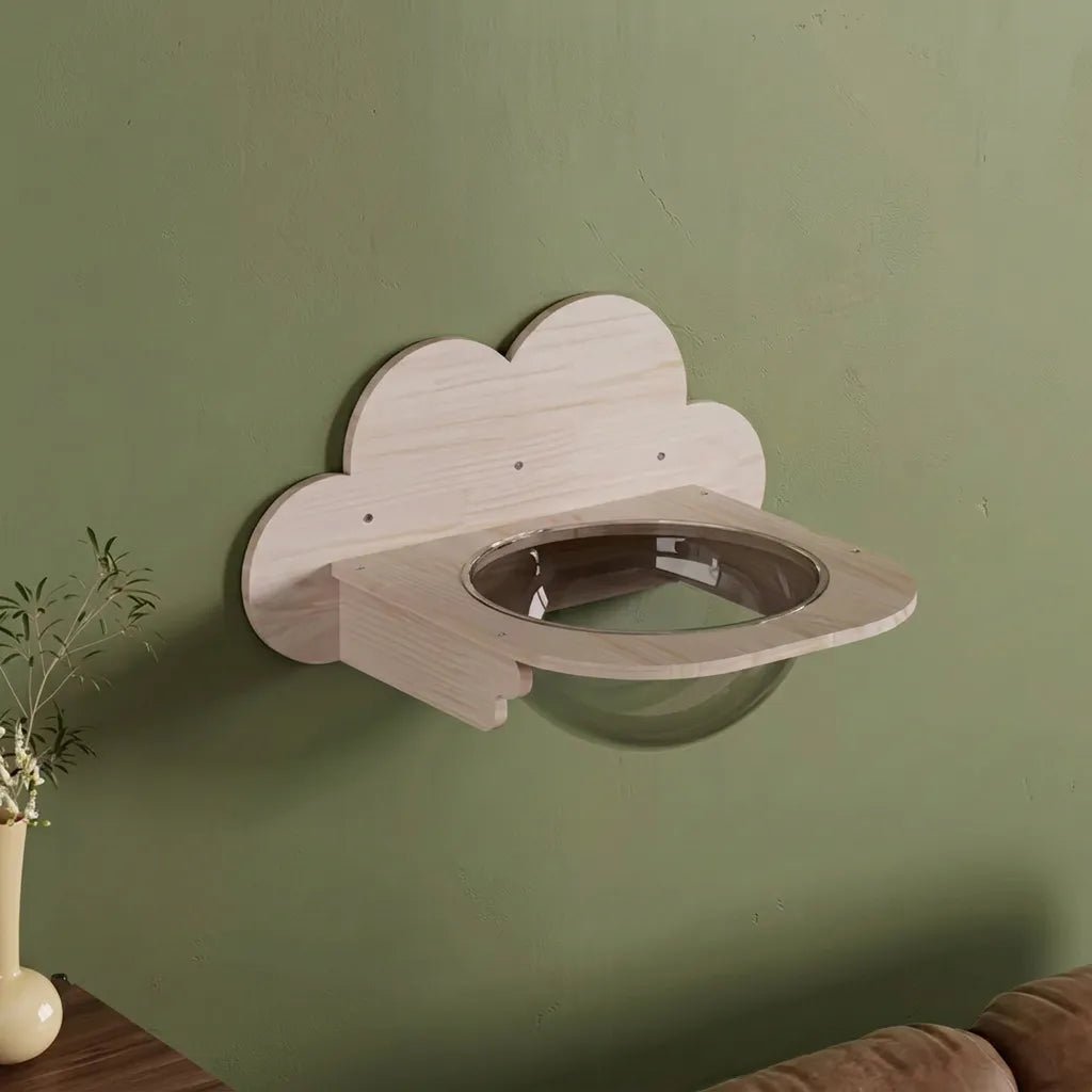 Wolkenfoermiger Katzenwand Schlafplatz mit runder Liegemulde aus Massivholz, montiert an gruener Wand mit Pflanze im Wohnzimmer
