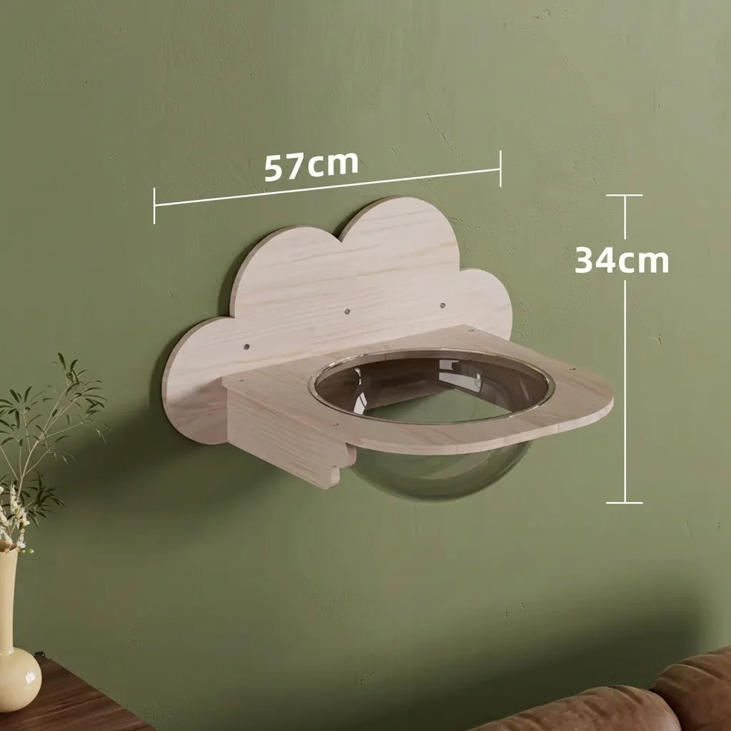 Wolkenfoermiger Katzenwand Schlafplatz mit runder Liegemulde aus Massivholz und Massangaben (57 cm, 34 cm), montiert an gruener Wand