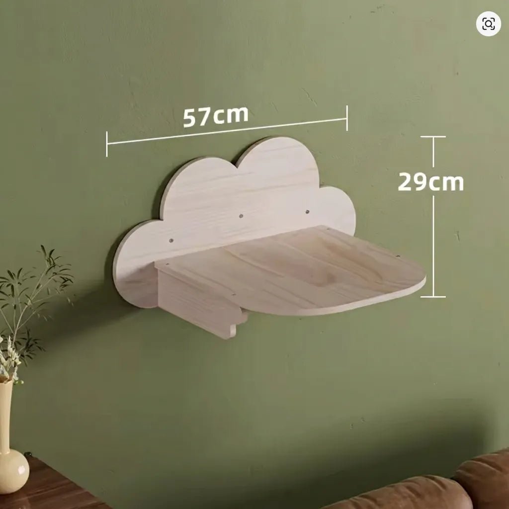 Wolkenfoermiges Katzenwand Regal aus hellem Massivholz mit Massangaben (57 cm, 29 cm), montiert an gruener Wand