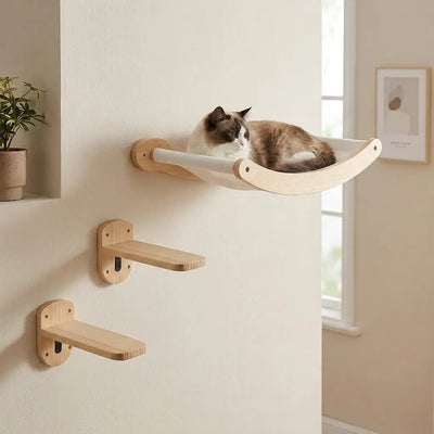 Sweetypaws Katzen Kletterwand Starter Set mit Hängematte — Katze entspannt auf Wandelement