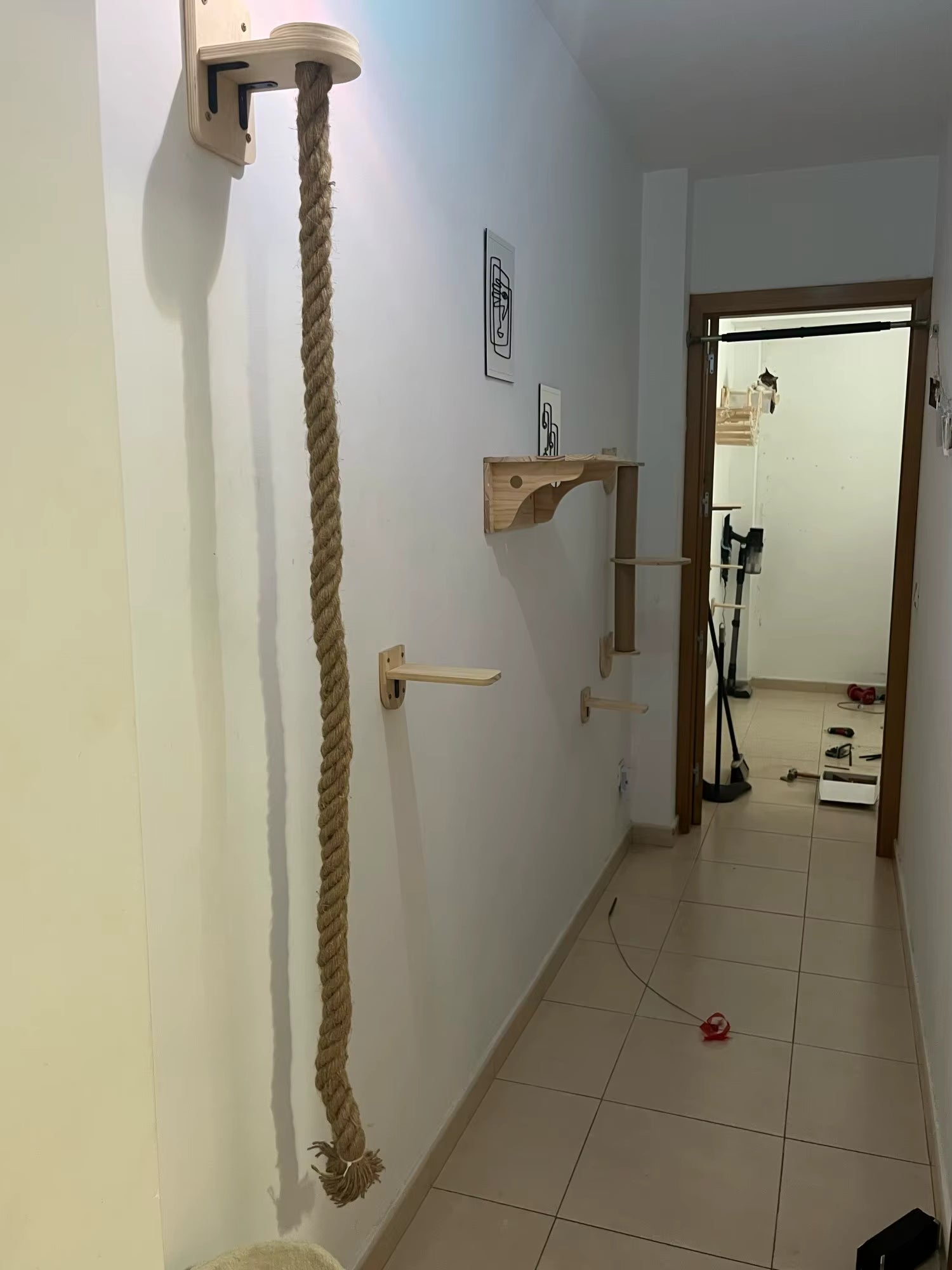 katzen-kletterwand-idee-im-flur
