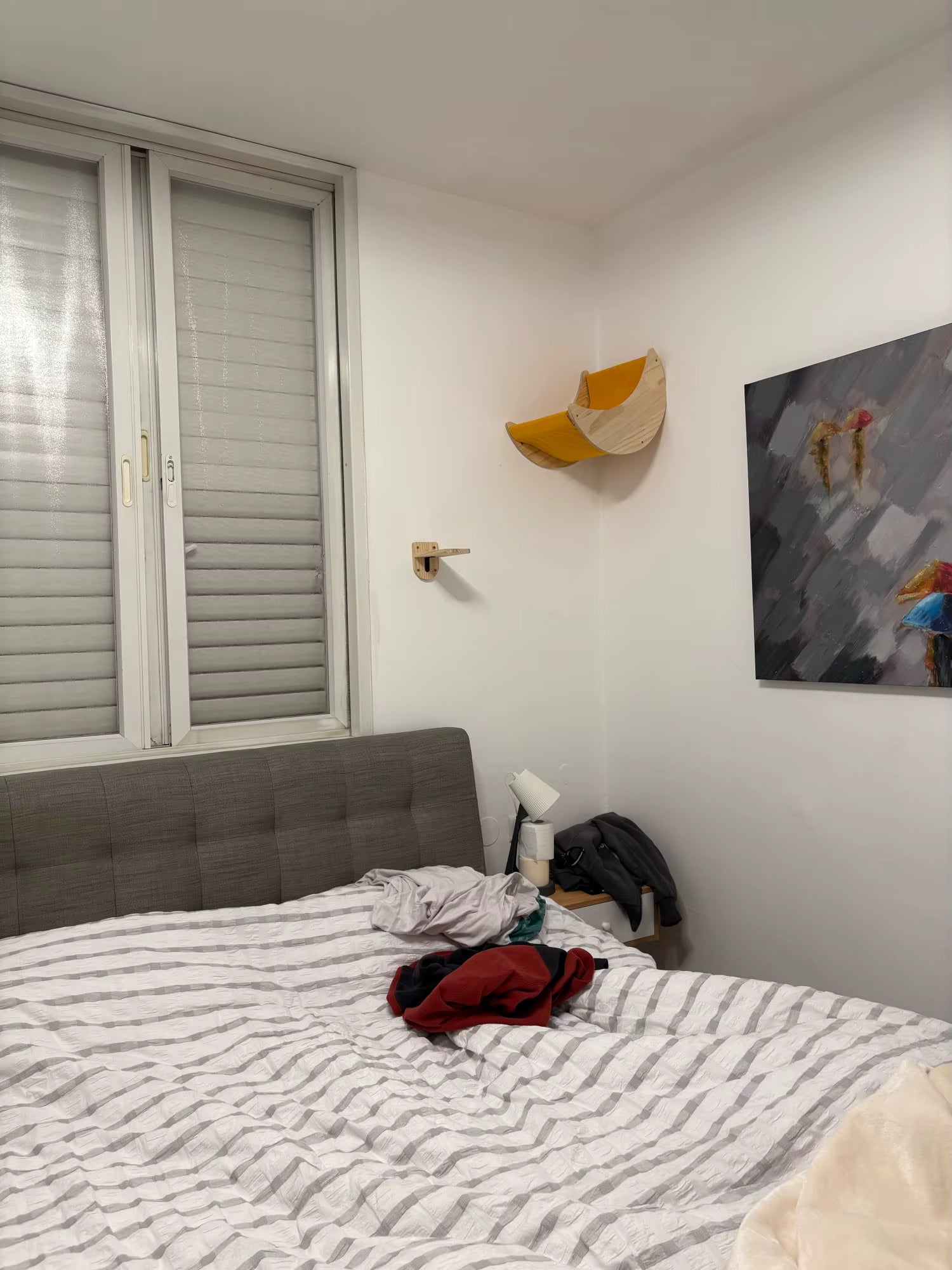 katzen-kletterwand-idee-im-schlafzimmer
